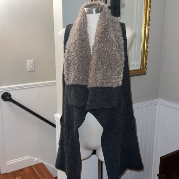 Ontheland Gray Sweater Vest with Faux Fur. Medium. Good condition. - Picture 1 of 10